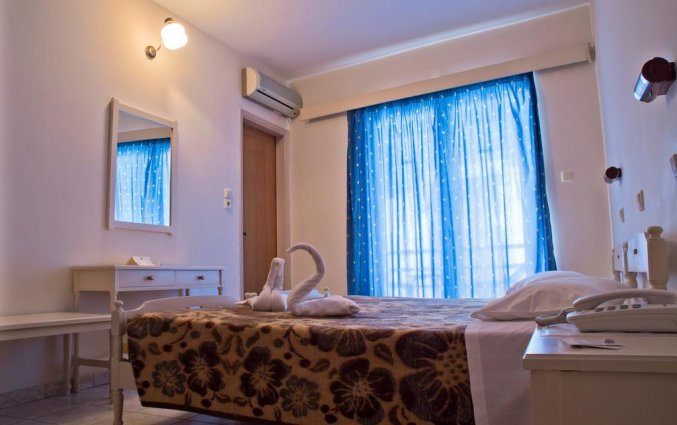 Het bed van een tweepersoonskamer van Hotel Koala Kos