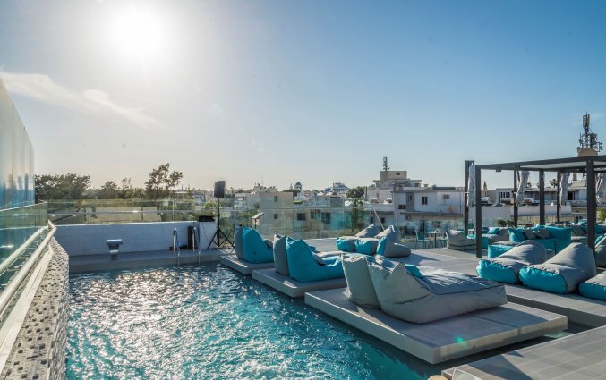 Buitenzwembad overdag met ligbedden hotel Maritina vakantie Kos