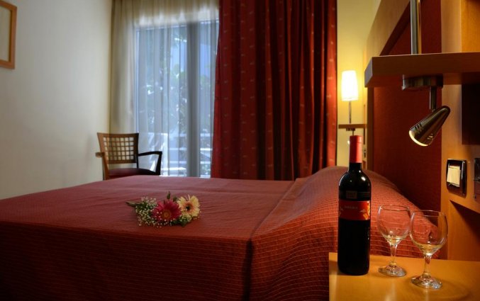 Tweepersoonsbed met fles wijn hotel Maritina vakantie Kos
