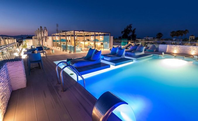 Zwembad met ligbedjes hotel Maritina vakantie Kos