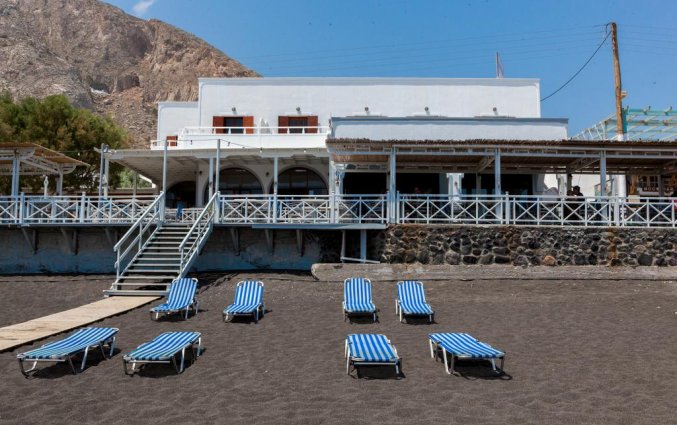 Hotel Irini's Rooms Fteuora op Santorini is gelegen aan het strand