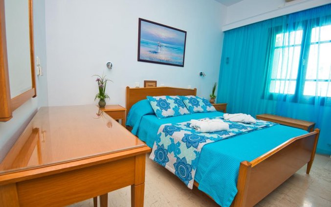 Tweepersoonskamer met uitzicht op de bergen van Hotel Irini's Rooms Fteuora op Santorini