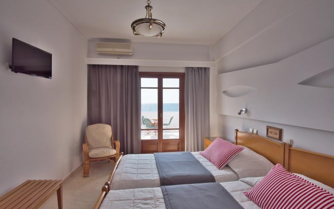Tweepersoonskamer met uitzicht op zee van Hotel Irini's Rooms Fteuora op Santorini