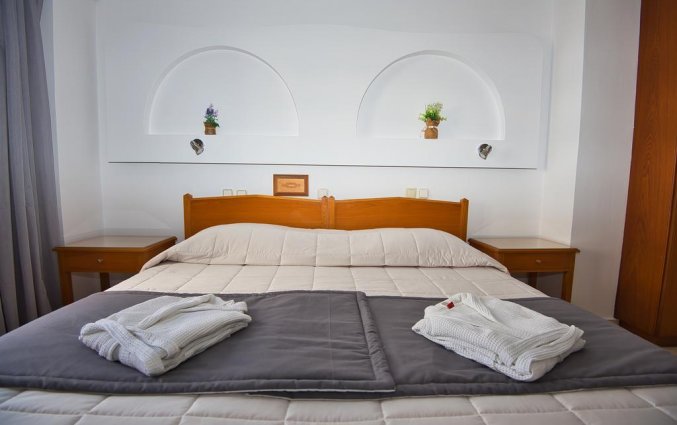 Tweepersoonskamer van Hotel Irini's Rooms Fteuora op Santorini