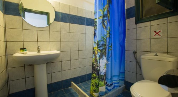 De badkamer van een kamer van Hotel Iliada Santorini