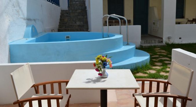 De jakuzi en tafel van Hotel Iliada Santorini