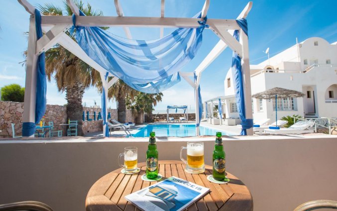 Een drankje op het terras van Hotel Iliada Santorini