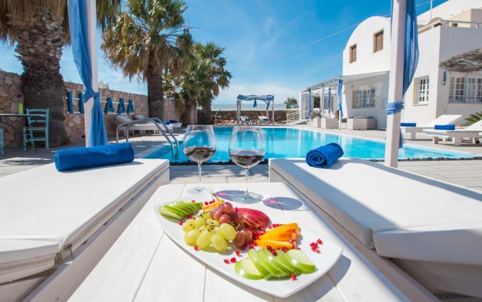 eten bij de zonneloungers van Hotel Iliada Santorini