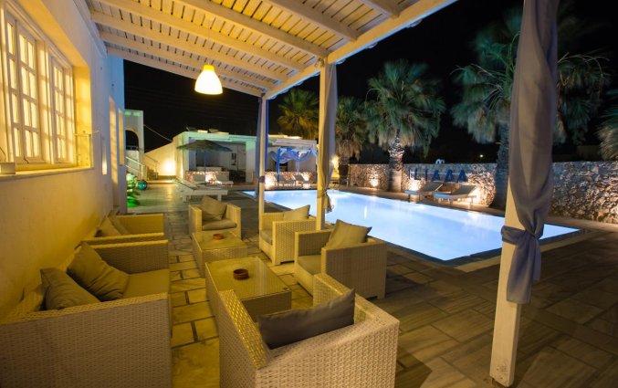 Het zwembad 's avonds bij Hotel Iliada Santorini