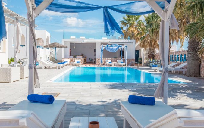 Het zwembad en zonneterras van Hotel Iliada Santorini