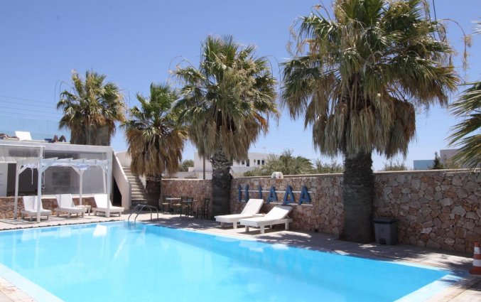 Het zwembad van Hotel Iliada Santorini