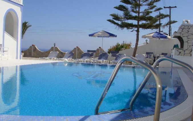 Buitenzwembad van Hotel Stavros Villas op Santorini