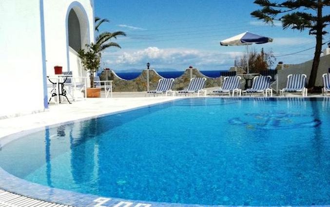 Zwembad en ligbedden van Hotel Stavros Villas op Santorini