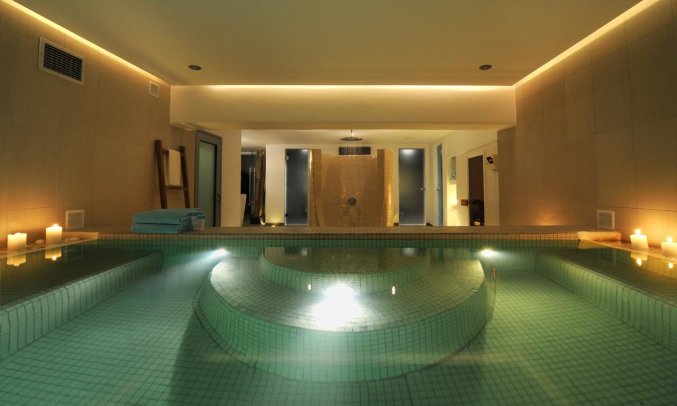 Binnenzwembad van Hotel Imperial Med in Santorini