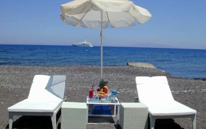 Ligbedjes aan het strand van Hotel Imperial Med in Santorini