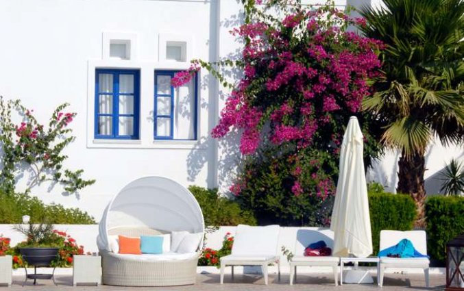 Ligbedjes bij het zwembad van Hotel Imperial Med in Santorini