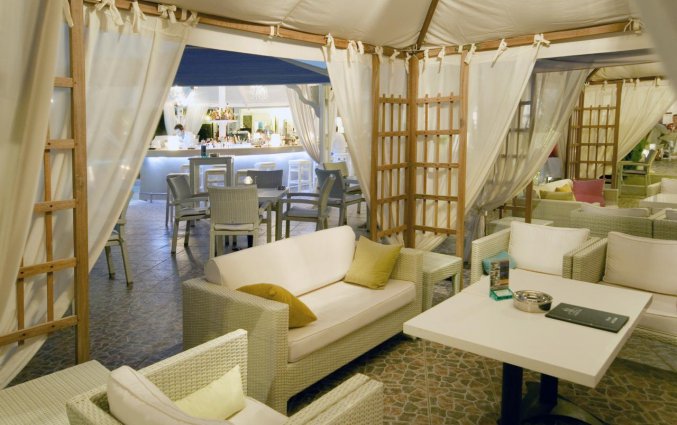 Lounge bij buitenbar van Hotel Imperial Med in Santorini