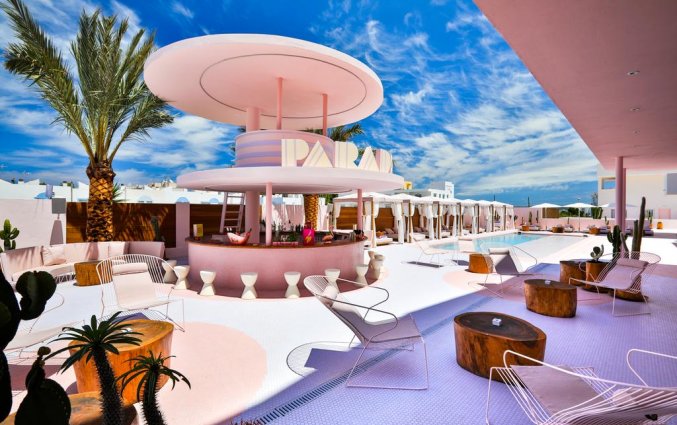 Zwembad met terras van Hotel Paradiso Art op Ibiza