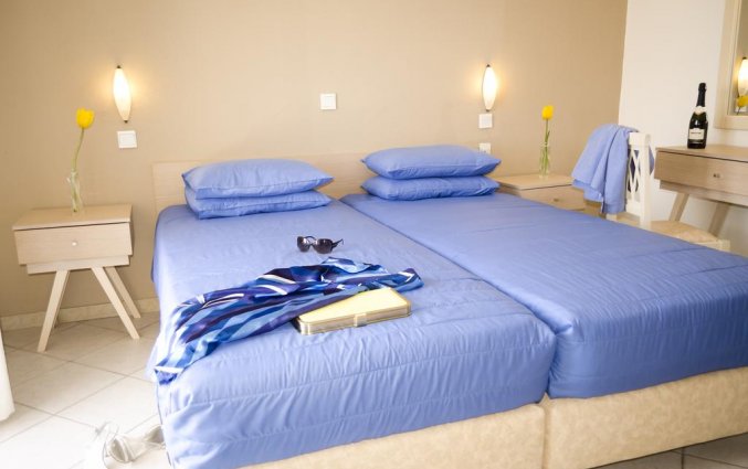 Tweepersoonskamer met twee losse bedden van Hotel Stratos op Chalkidiki