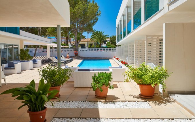 Tuin en zwembad van Hotel Moré op Mallorca