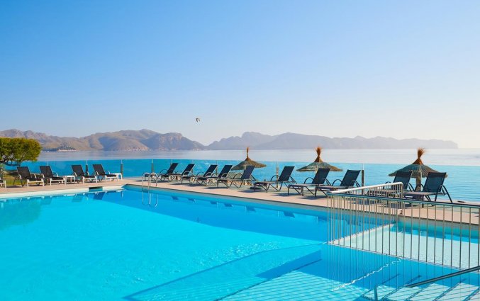 Zwembad met uitzicht op zee van Hotel Moré op Mallorca