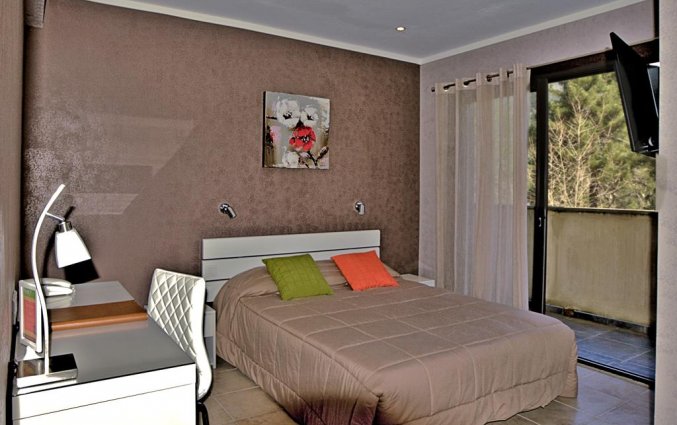 Tweepersoonskamer met tweepersoonsbed van hotel Des Deux Sorru in Corsica