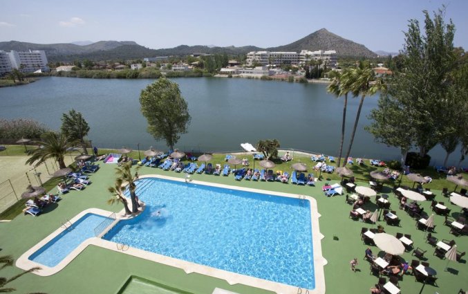 Zwembad in de tuin van hotel Grupotel Amapola op Mallorca