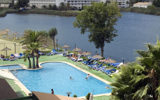 Zwembad met uitzicht hotel Grupotel Amapola op Mallorca