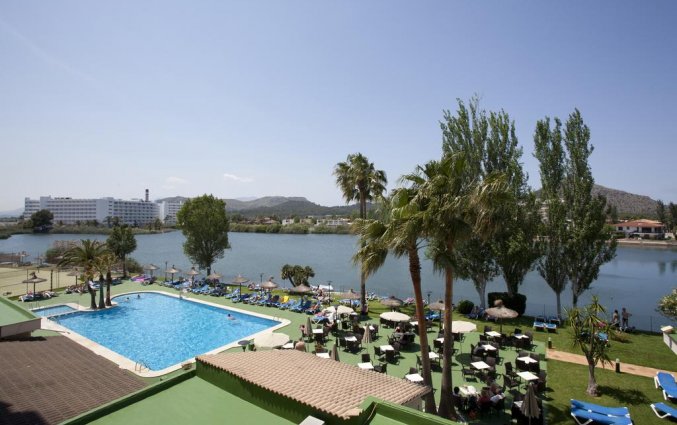Zwembad met uitzicht naast de zee hotel Grupotel Amapola op Mallorca