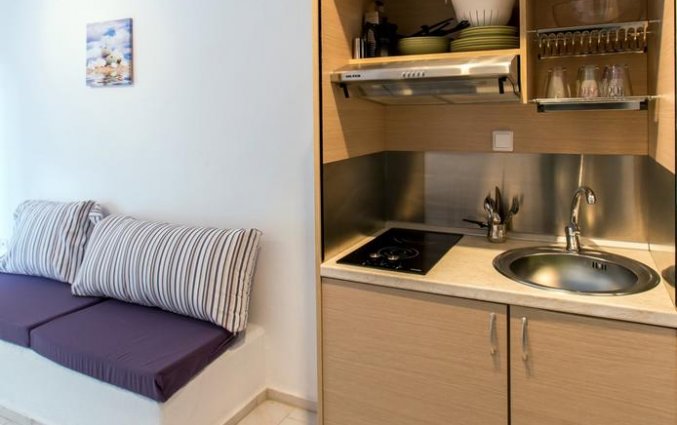 Keuken en zithoek van Appartementen Edem Garden Residence Mykonos