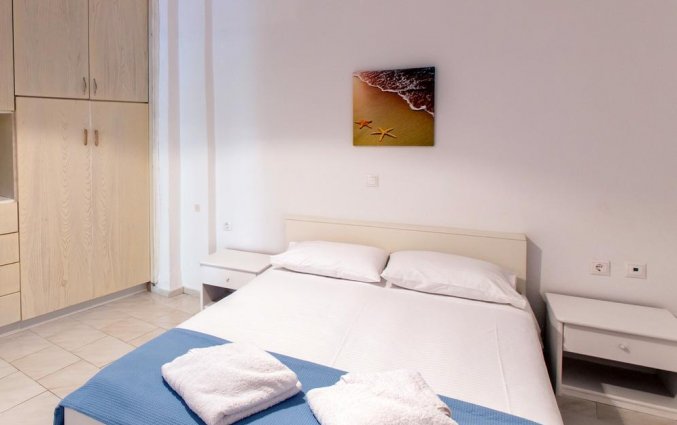 Tweepersoons bed in kamer van Appartementen Edem Garden Residence Mykonos