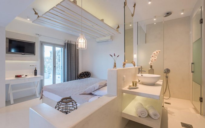 Kamer met open badkamer van hotel Sunrise Beach op Mykonos