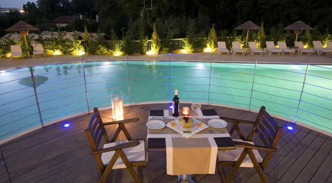 Terras met uitzicht op zwembad in hotel Ariti Corfu