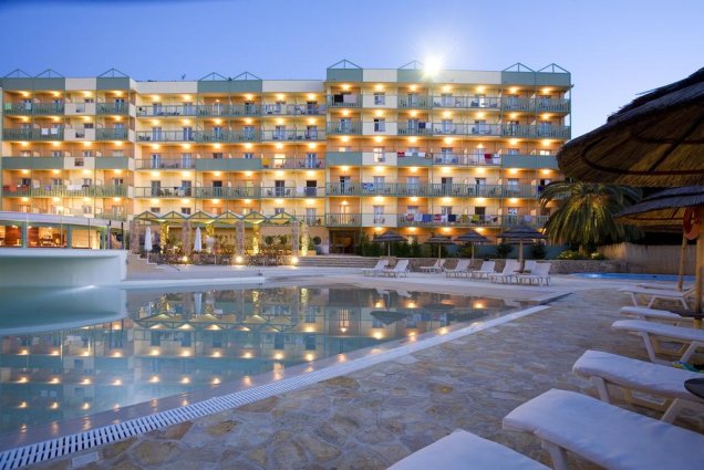 Zwembad en ligbedden bij Hotel Ariti Corfu
