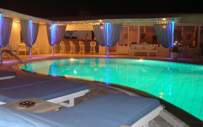 Buitenzwembad in de avond Hotel Giannoulaki