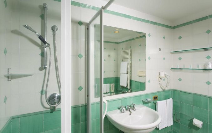 Badkamer van een tweepersoonskamer van Hotel Lloyd's Baia in Amalfi
