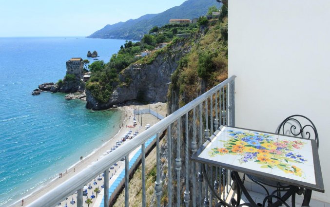 Balkon van een tweepersoonskamer van Hotel Lloyd's Baia in Amalfi