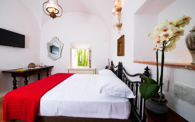 Tweepersoonskamer met bed hotel Badia Santa Maria de' Olearia fly & drive Amalfi