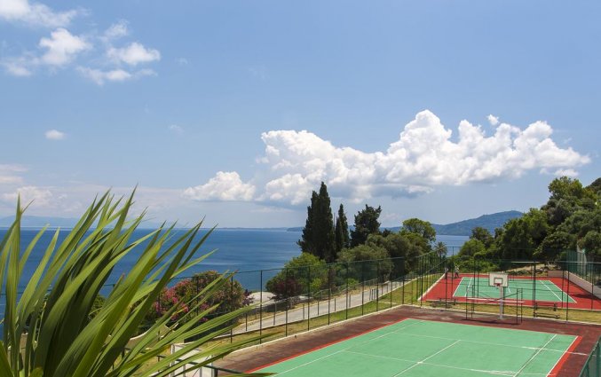 Tennisbaan van Hotel Primasol Louis Ionian Sun in Corfu