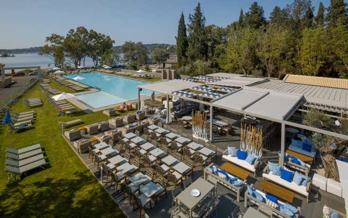 Terras met zwembad van Hotel Rodostamo op Corfu