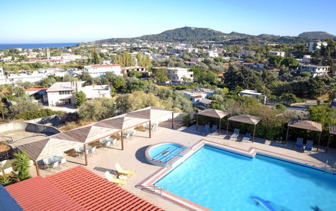 Zwembed en uitzicht van hotel telhinis op Rhodos