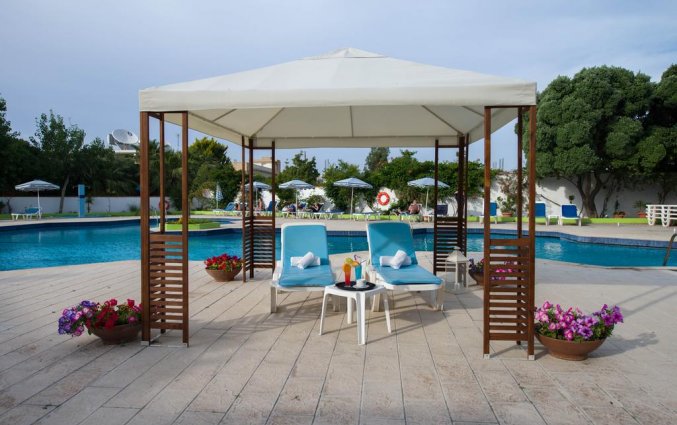Zonneterras en zwembad van hotel Happy Days op Rhodos