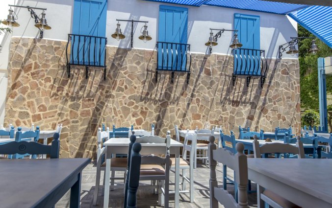 Terras van Hotel Kipriotis Adults Only op Rhodos