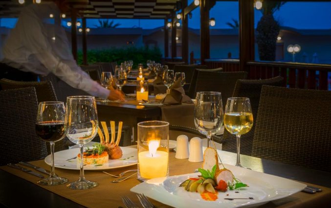 Gedekte tafels in het restaurant van Resort Complex Sun Beach op Rhodos