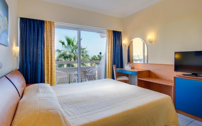 Tweepersoonsslaapkamer van Resort Complex Sun Beach op Rhodos