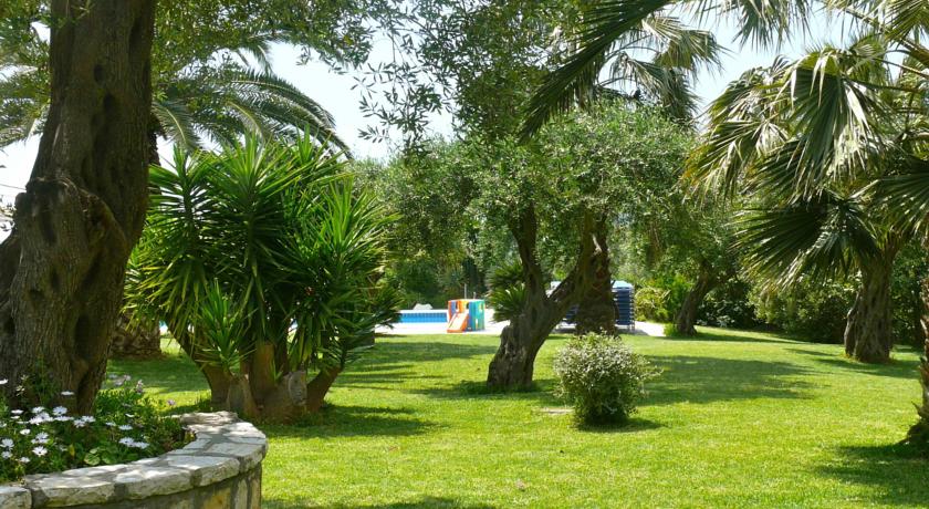 Grasveld aan het zwembad van Hotel Nefeli op Corfu