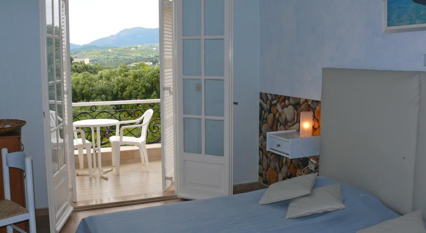 Tweepersoonskamer met balkon van Hotel Nefeli op Corfu