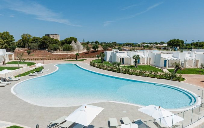 Buitenzwembad met zonneterras van Resort Spa Cala Ponte in Puglia