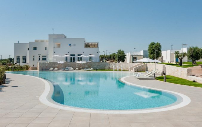 Buitenzwembad van Resort Spa Cala Ponte in Puglia