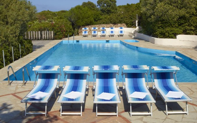 Buitenzwembad van Residence Hotel Lu Nibareddu op Sardinie